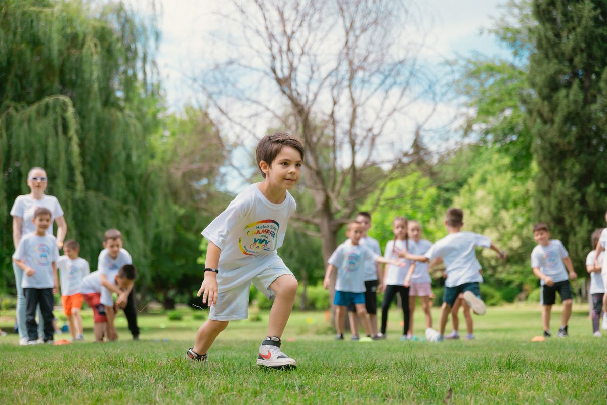 Photo by Aleksandar Andreev on Pexels Eine Gruppe von Kindern genießt im Sommer das Spielen im Freien in einem grünen Park. - Foto von Aleksandar Andreev auf Pexels