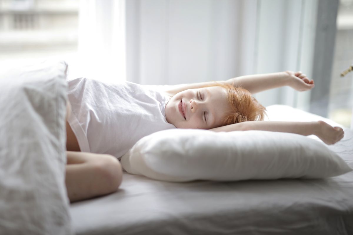 Photo by Andrea Piacquadio on Pexels Kleines entzückendes Kind mit roten Haaren, das im Bett mit weißer Bettwäsche liegt und versucht, früh morgens aufzuwachen und nach dem Schlafen im hellen, gemütlichen Schlafzimmer zu Hause die Hände auszustrecken – Foto von Andrea Piacquadio auf Pexels
