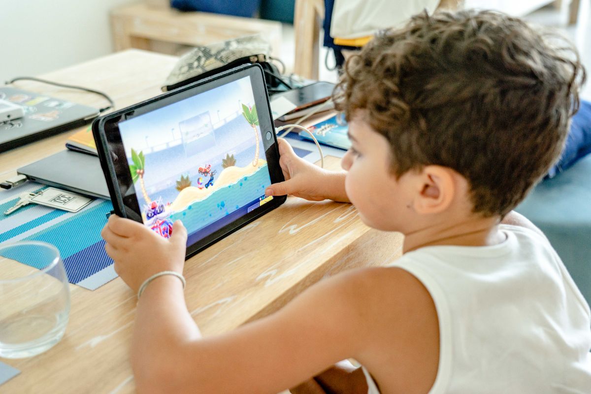 Photo by Atlantic Ambience on Pexels Ein kleiner Junge spielt zu Hause ein Videospiel auf einem Tablet. - Foto von Atlantic Ambience auf Pexels