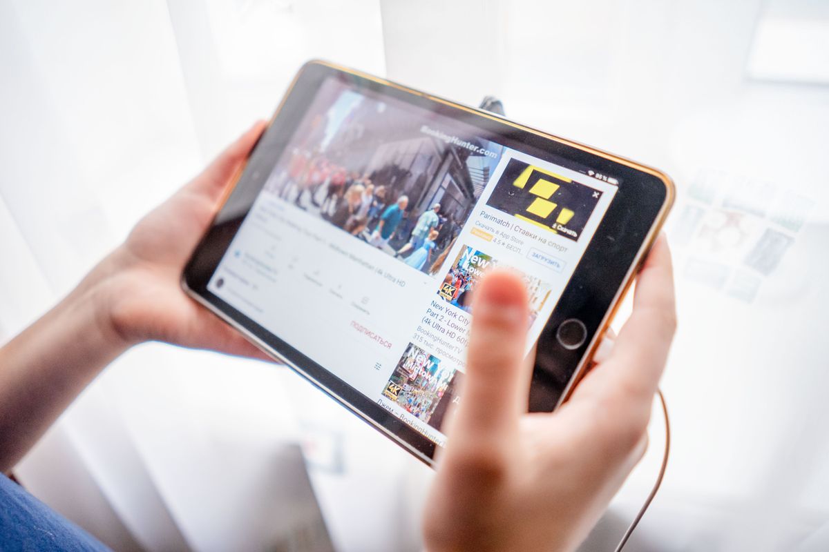 Photo by Atlantic Ambience on Pexels Nahaufnahme von Händen, die ein Tablet-Gerät halten und drinnen Online-Inhalte durchsuchen. - Foto von Atlantic Ambience auf Pexels