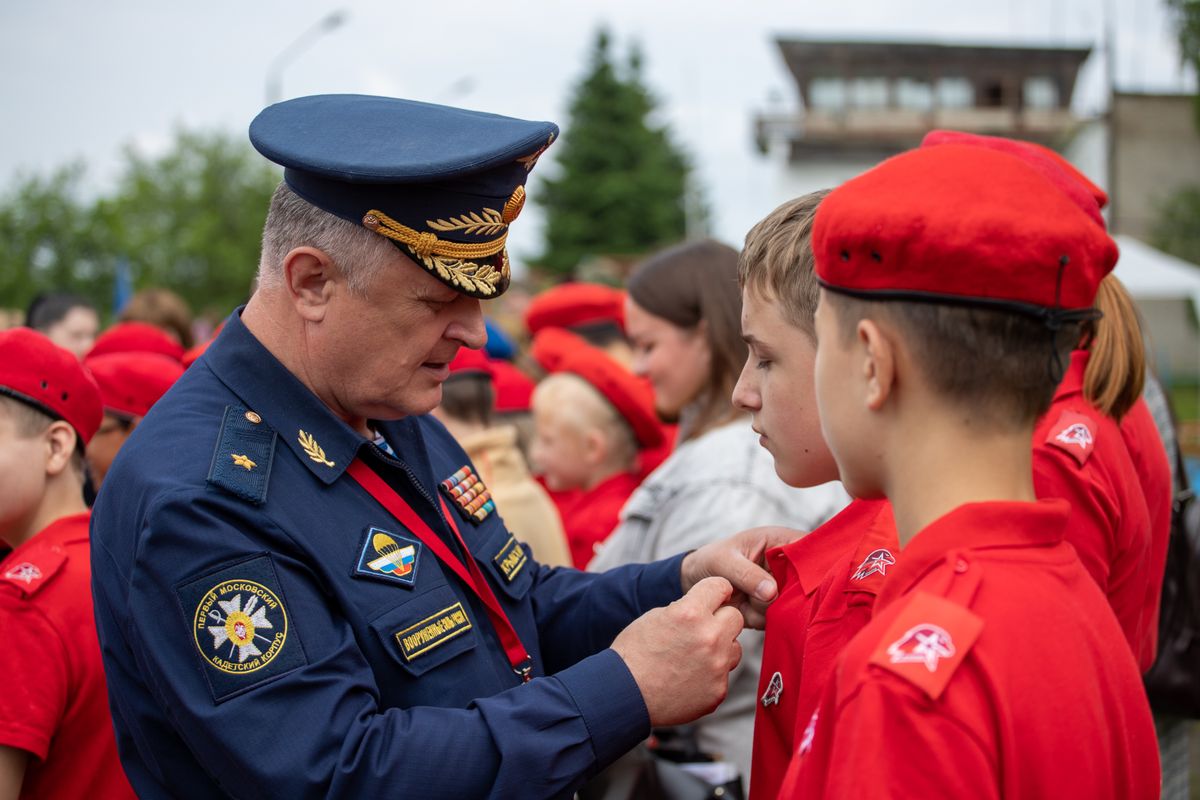 Photo by Михаил Крамор on Pexels A Russian officer in uniform pinning a badge on a young recruit during an outdoor military ceremony. - Photo by Михаил Крамор on Pexels