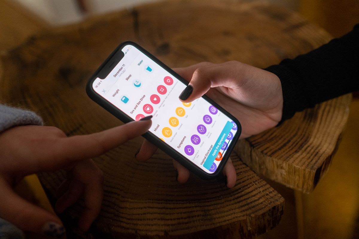 Photo by cottonbro studio on Pexels Nahaufnahme von Händen mit einer Fruchtbarkeits-Tracking-App auf einem Smartphone im Innenbereich. - Foto von Cottonbro Studio auf Pexels