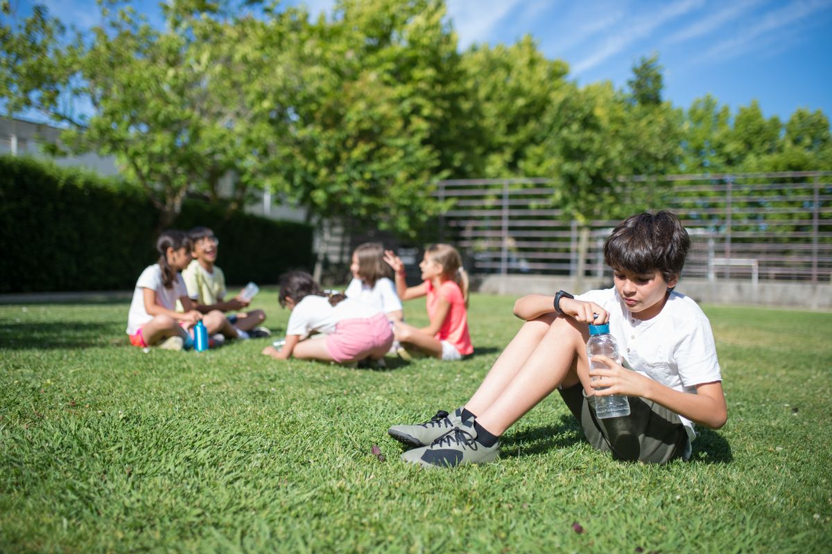 Photo by Kampus Production on Pexels Eine Gruppe von Kindern entspannt und spielt auf dem Rasen in einem sonnigen Park und genießt die Natur. - Foto von Kampus Production auf Pexels