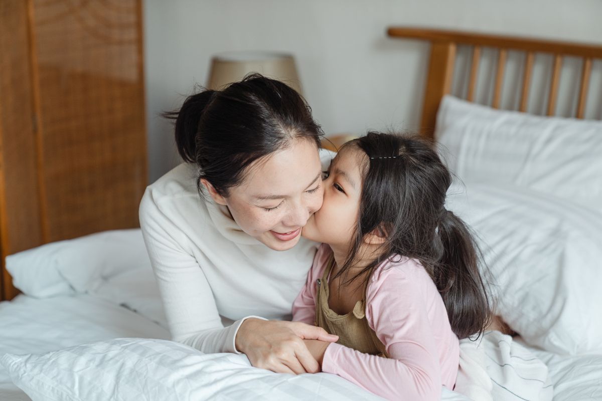 Photo by Ketut Subiyanto on Pexels Süßes asiatisches Mädchen küsst sich auf die Wange und freundet sich mit einer lächelnden jungen Mutter an, während es morgens im Komfortbett liegt und gemeinsam die freie Zeit genießt – Foto von Ketut Subiyanto auf Pexels