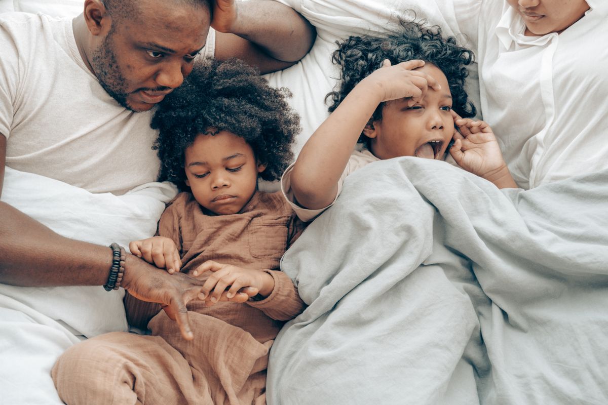 Photo by Ketut Subiyanto on Pexels Von oben: glückliche kleine ethnische Mädchen, die ihre Eltern kuscheln, während sie morgens gemeinsam im Bett liegen – Foto von Ketut Subiyanto auf Pexels