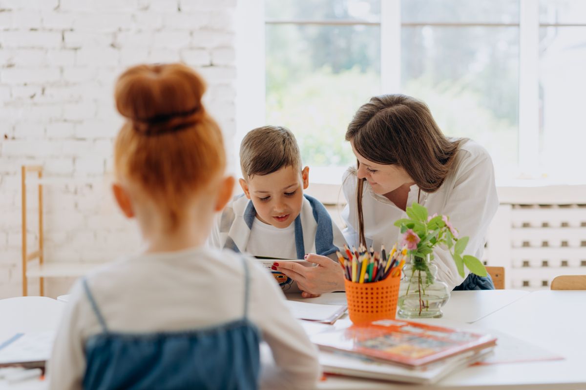 Photo by Mikhail Nilov on Pexels Spannendes Lernerlebnis mit einem Lehrer und einem Kind, die in einem hellen Klassenzimmer Bücher und Kreativität erkunden. - Foto von Mikhail Nilov auf Pexels