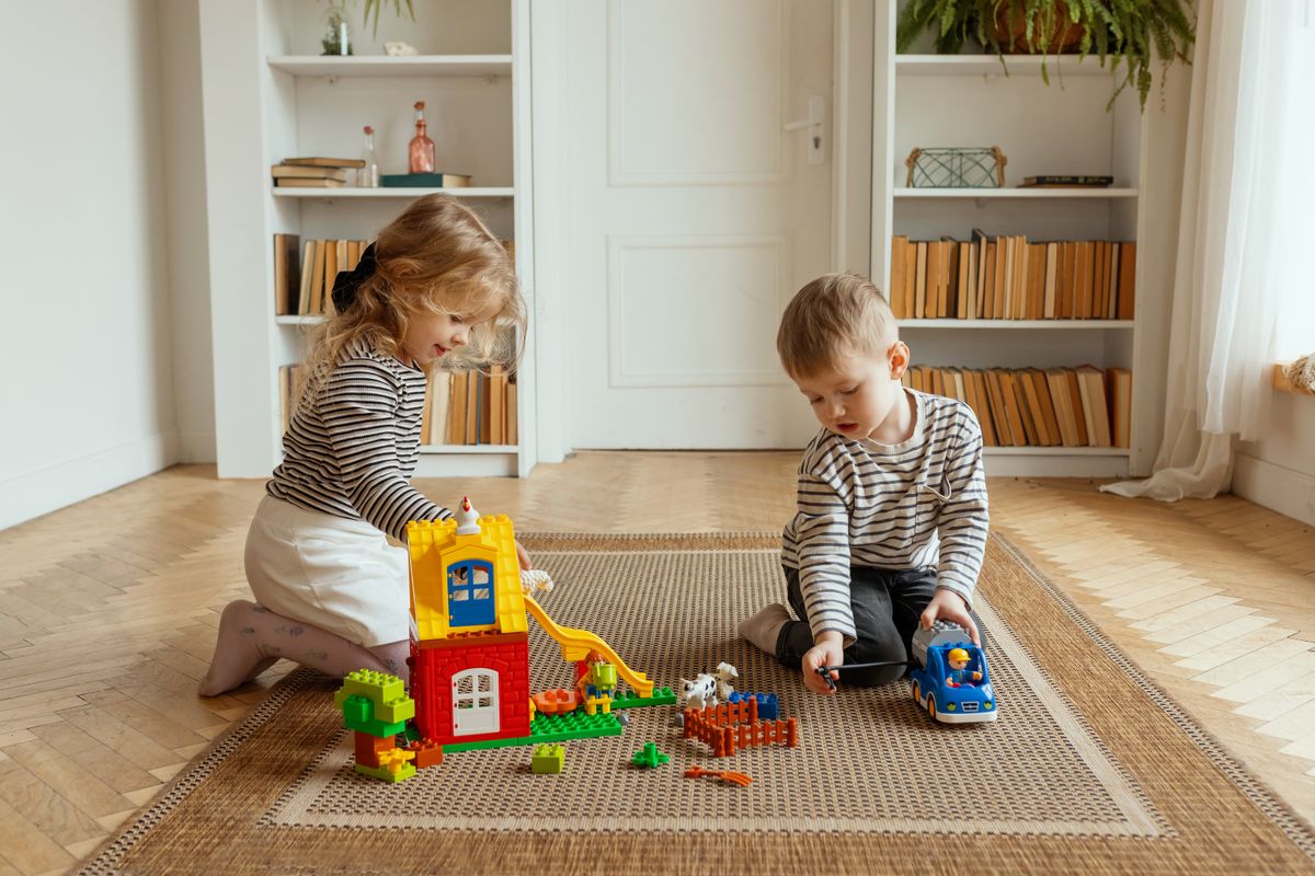 Photo by Polesie Toys on Pexels Zwei Kinder bauen und spielen drinnen mit bunten Blöcken und schaffen so eine spielerische und warme Atmosphäre. - Foto von Polesie Toys auf Pexels