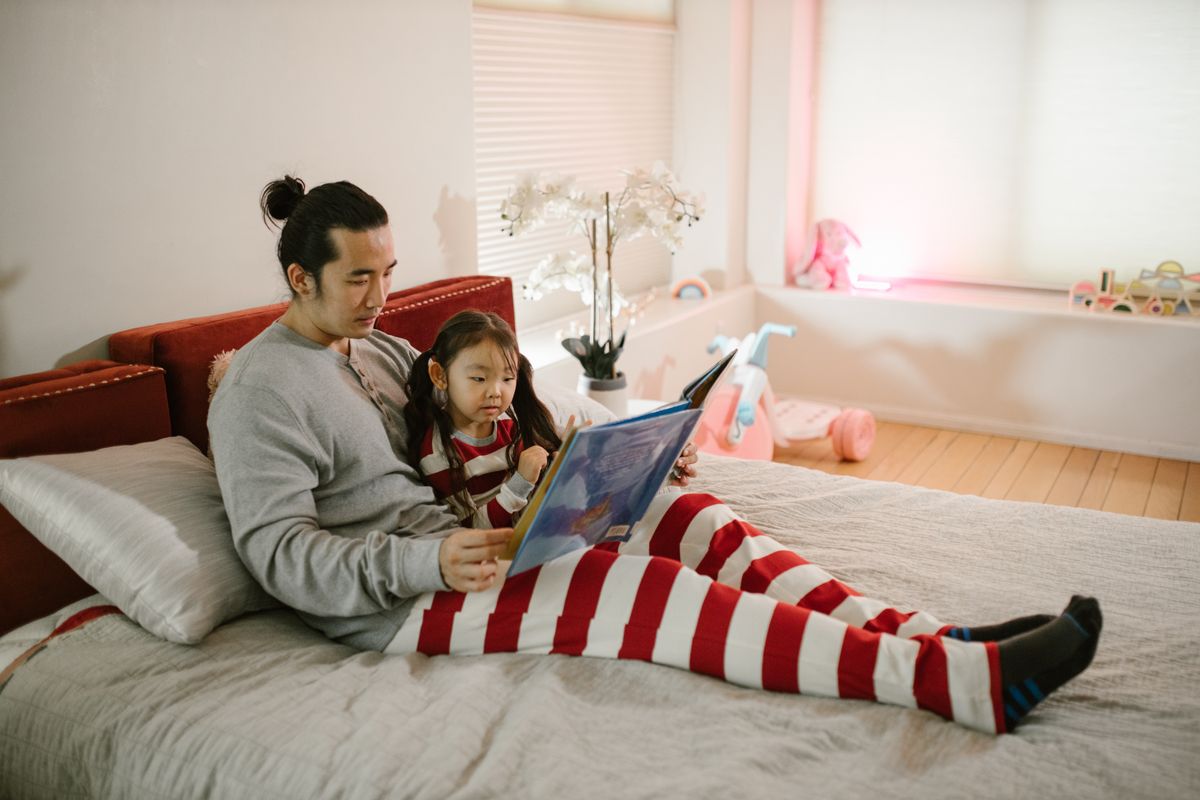 Photo by RDNE Stock project on Pexels Vater und Tochter genießen eine gemütliche Lesezeit in einem hellen, modernen Schlafzimmer. - Foto von RDNE Stock-Projekt auf Pexels