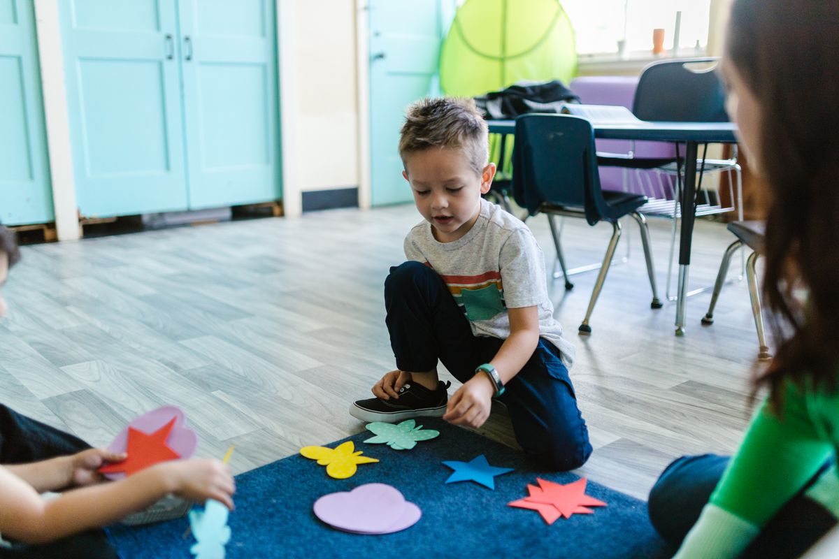 Photo by RDNE Stock project on Pexels Kinder beschäftigen sich in einem Kindergartenklassenzimmer mit interaktivem Lernen mit bunten Formen. - Foto von RDNE Stock-Projekt auf Pexels