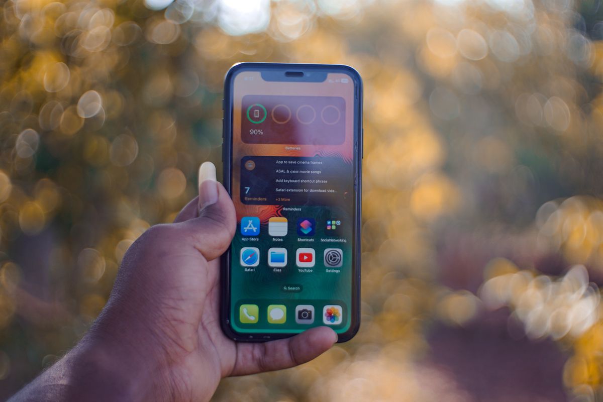 Photo by Soundarapandian MS on Pexels Detailansicht eines von einer Person gehaltenen Smartphones mit verschwommenem Außenhintergrund. - Foto von Soundarapandian MS auf Pexels