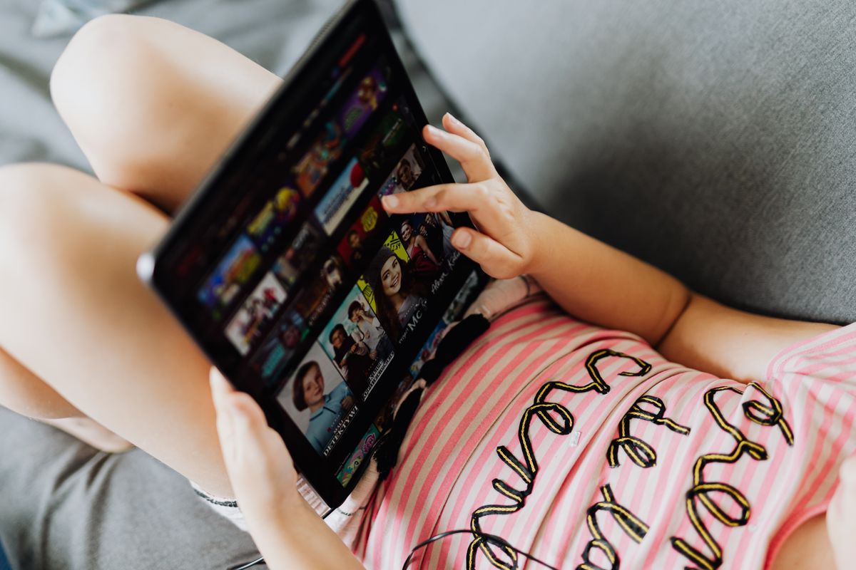 Photo by www.kaboompics.com on Pexels Junges Mädchen, das sich hinlegt und ein Tablet zur Unterhaltung und zum Lernen im Innenbereich nutzt. - Foto von www.kaboompics.com auf Pexels