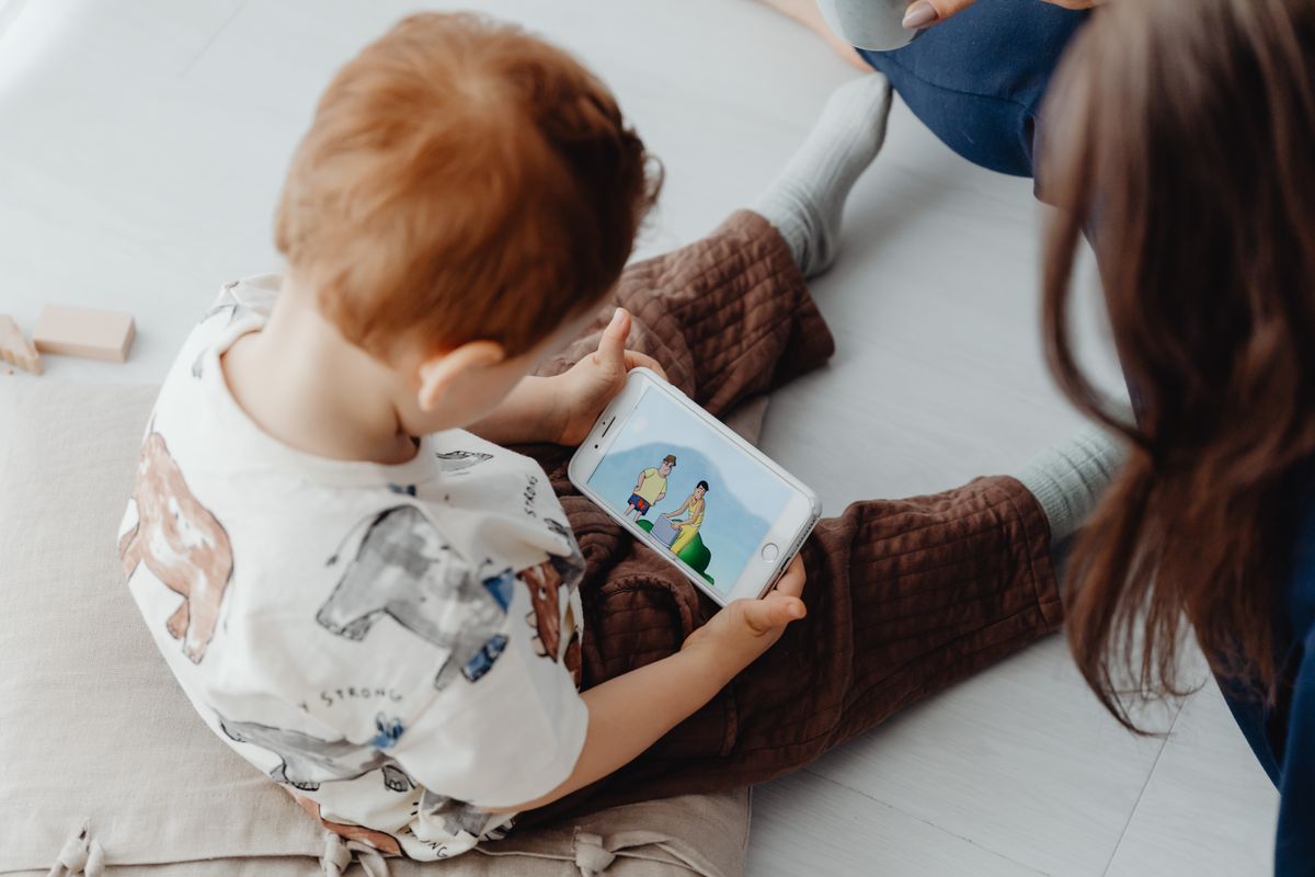 Photo by www.kaboompics.com on Pexels A child sits on the floor using a tablet to watch a colorful cartoon indoors. - Photo by www.kaboompics.com on Pexels