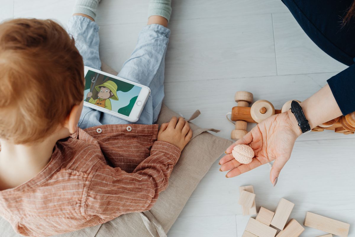Photo by www.kaboompics.com on Pexels Mother and child watching a screen together - Photo by www.kaboompics.com on Pexels
