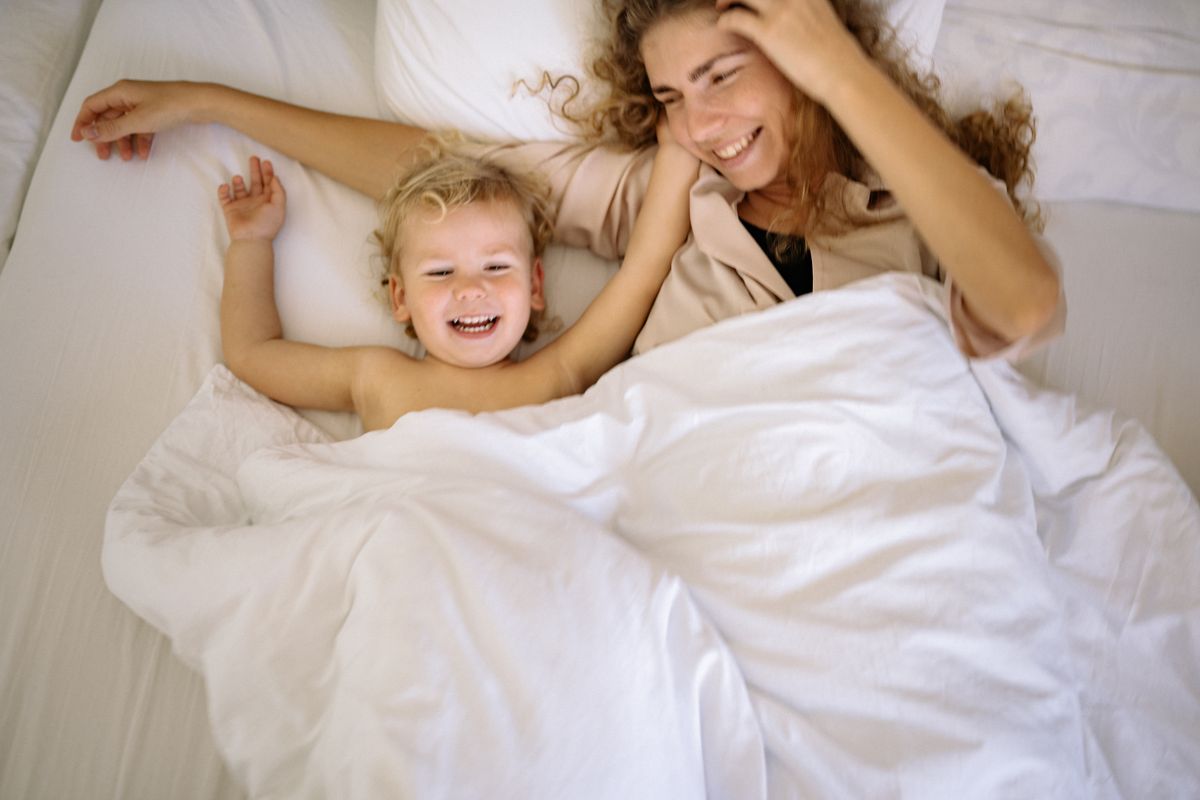 Photo by Yan Krukau on Pexels Eine fröhliche Mutter und ihr Kind genießen gemeinsam einen verspielten Moment im Bett. - Foto von Yan Krukau auf Pexels